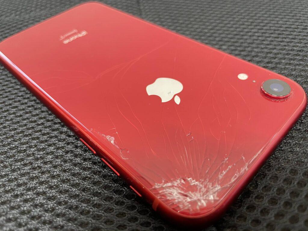 iPhone XR　背面ガラス割れ修理が即日対応で可能です。iPhoneの角部分が粉々に割れていて落下時の衝撃の強さを物語っています。