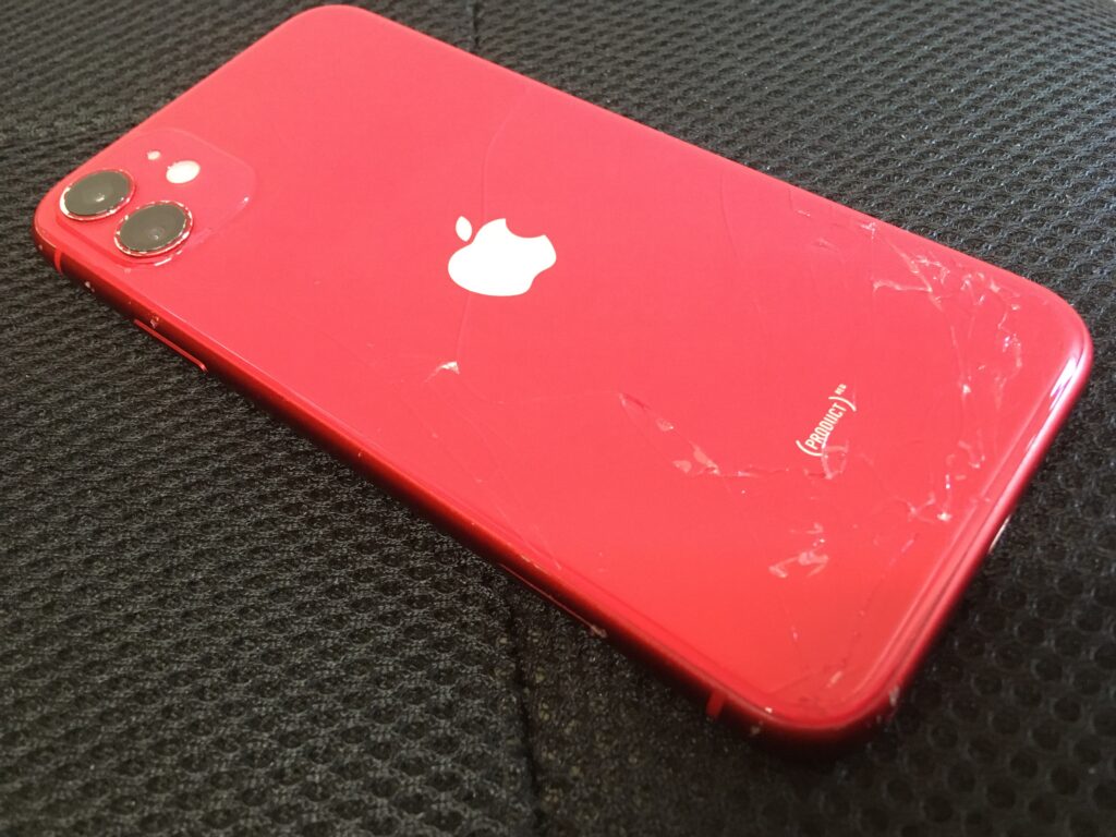 iPhone11(PRODUCT)RED™の背面ガラス割れの写真です。