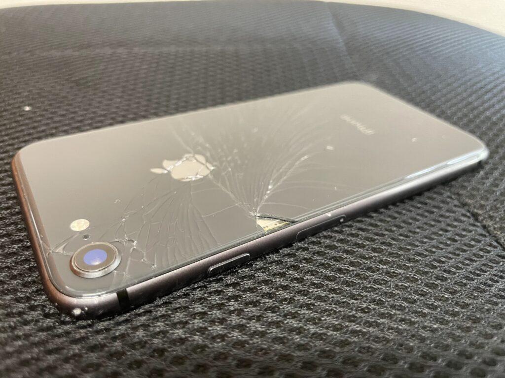 iPhone 8ブラックの背面ガラスが割れ、一部のガラスが脱落した状態です。