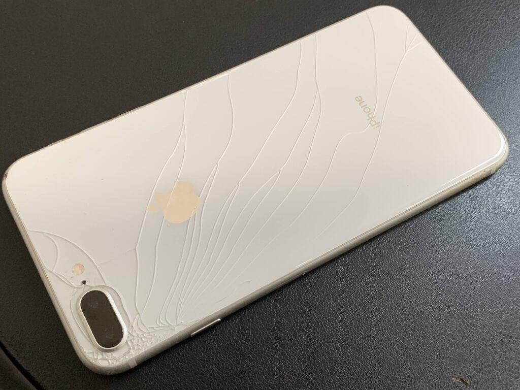 iPhone 8 plus背面ガラス割れ