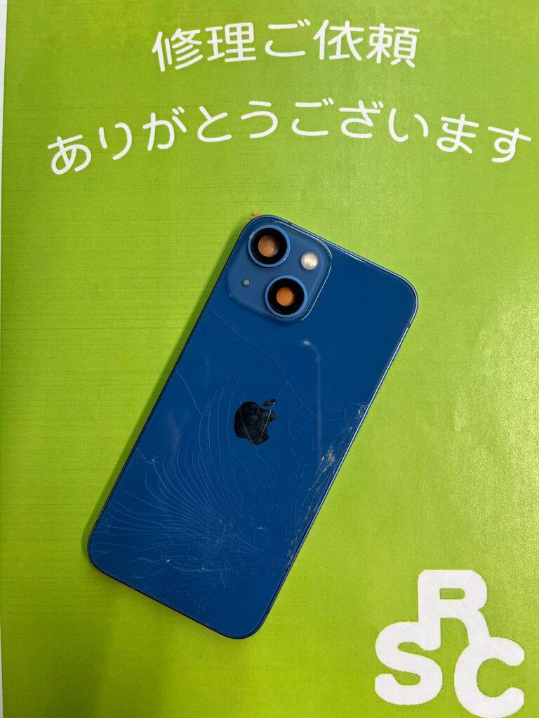 バキバキに割れたiPhone 13 miniのブルーです。