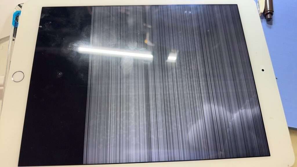 バッテリー交換を自分でしたら、画面の表示がおかしくなってしまったiPad Air2。画面が正常に映らない状態でした。