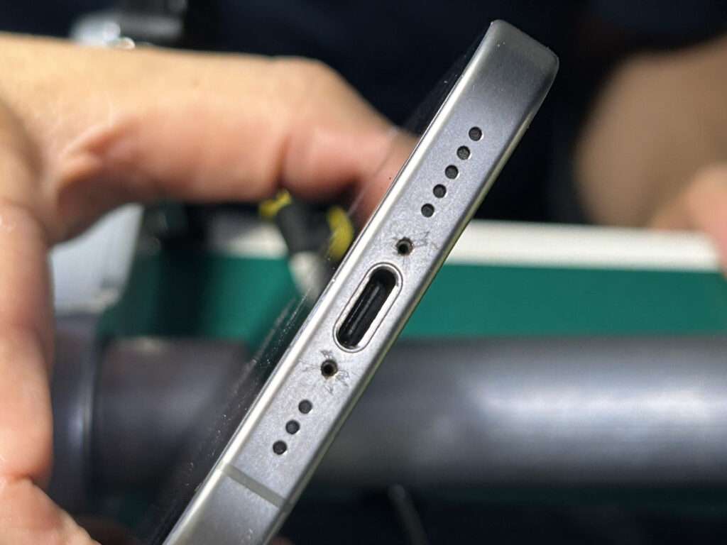 iPhone15ProMaxネジ外しができる修理店です